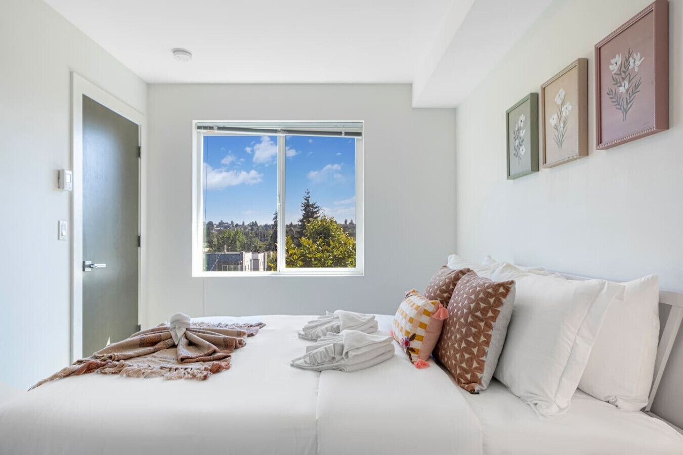 4 bedrooms, desk, iron/ironing board, travel crib