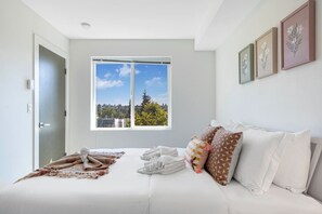 4 habitaciones, escritorio y tabla de planchar con plancha