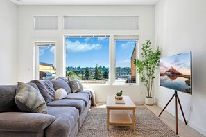 TV - Spacious 4BR Retreat | Deck & Grill | Close to DT (Seattle)