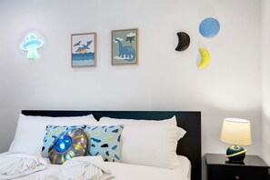 4 chambres, bureau, fer et planche à repasser, lit parapluie