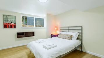 Tabla de planchar con plancha, wifi y ropa de cama