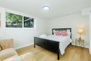 Tabla de planchar con plancha, wifi y ropa de cama