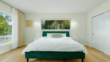 Tabla de planchar con plancha, wifi y ropa de cama