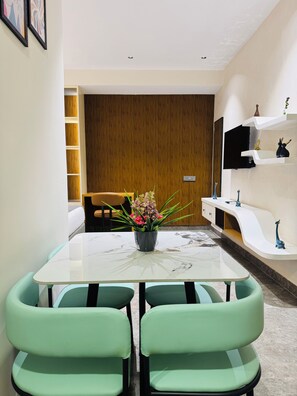 Classic Studio | In-room dining