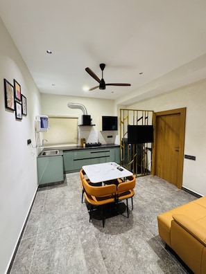 Deluxe Apartment, 1 Bedroom | Private kitchen