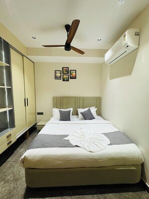 Deluxe Double Room | In-room safe, desk, free WiFi
