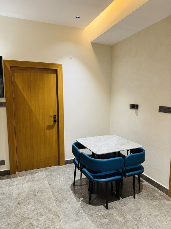 Deluxe Apartment, 1 Bedroom | In-room dining