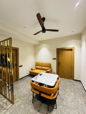 Deluxe Apartment, 1 Bedroom | In-room dining