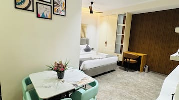 Classic Studio | In-room dining