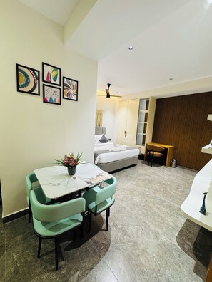 Classic Studio | In-room dining