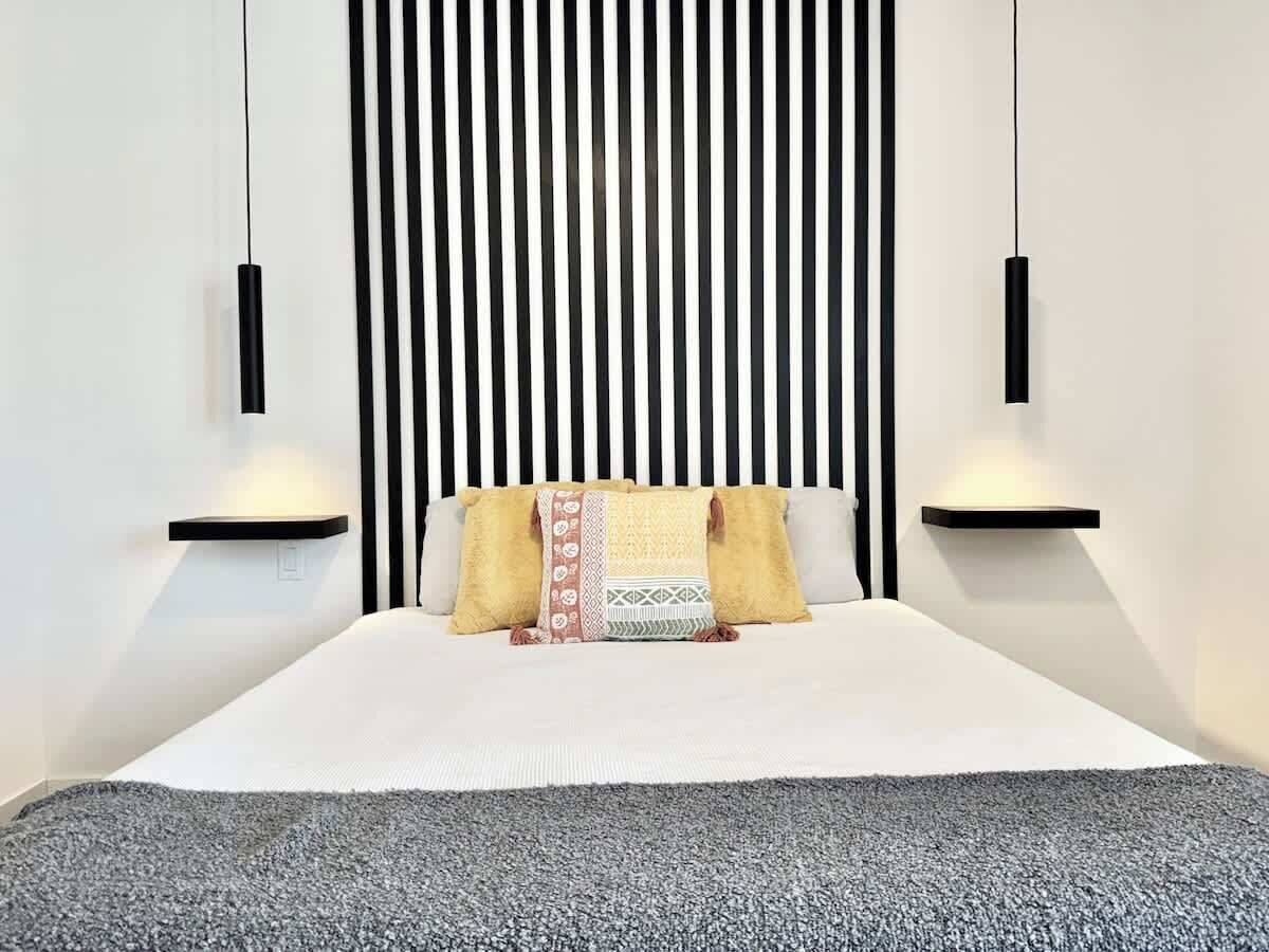 1 間睡房、書桌、熨斗/熨衫板、可攜式嬰兒床