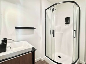 Shower, hair dryer, towels, shampoo - Lévis Center | New Studio with Queen Bed + A/C (Levis)
