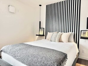 Desk, iron/ironing board, travel crib, WiFi - Lévis Center | New Studio #2 + A/C (Levis)