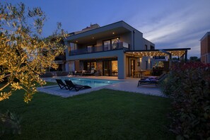 Exterior - Villa Scala Pomer for 8 people, near Medulin, first row to the sea (Pomer)