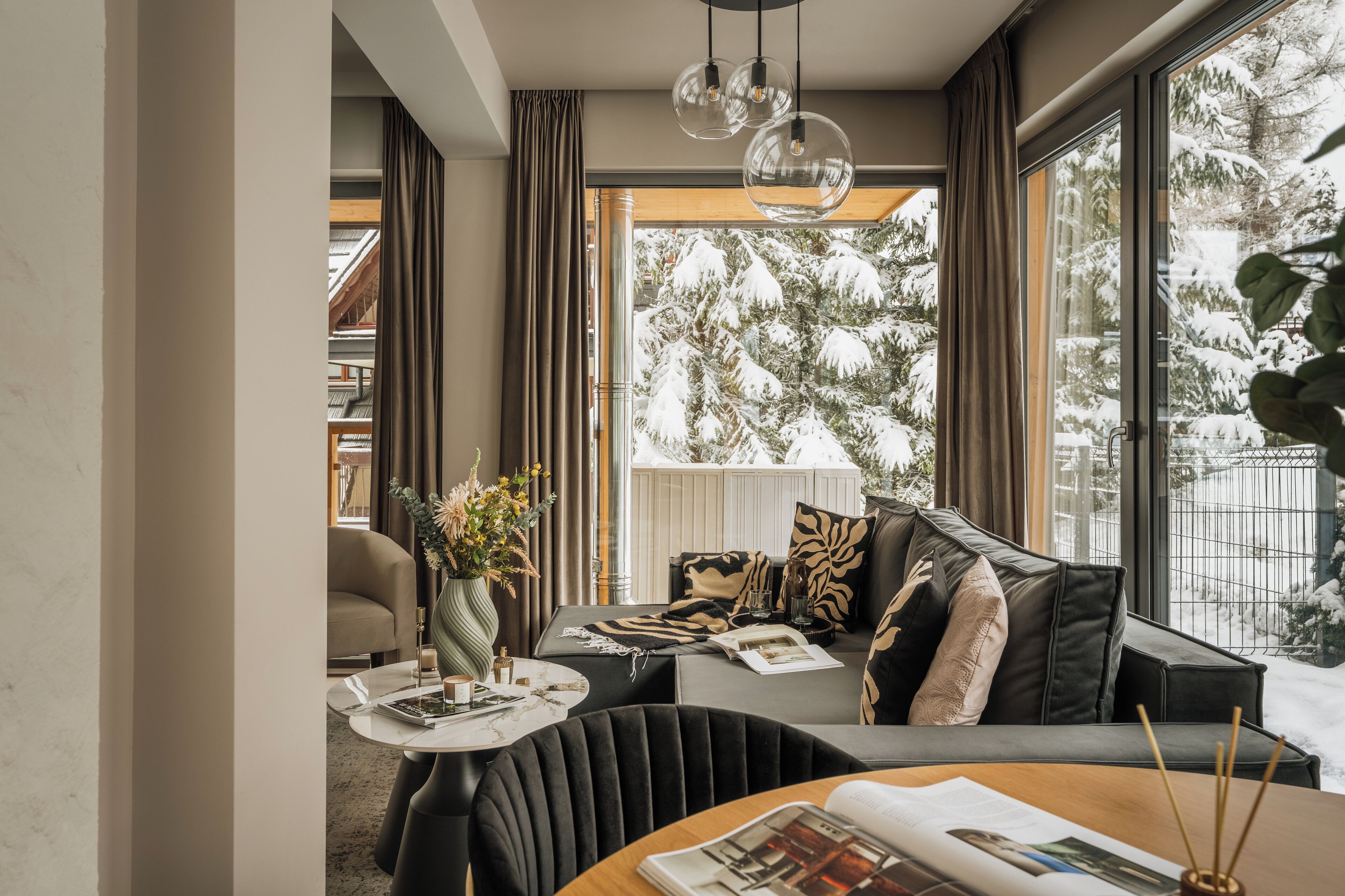 Căn hộ tiện nghi đơn giản, ban công, quang cảnh núi | Phòng khách | Smart TV 