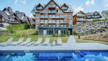 Seasonal outdoor pool, pool loungers