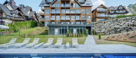 Piscine extérieure (ouverte en saison), chaises longues