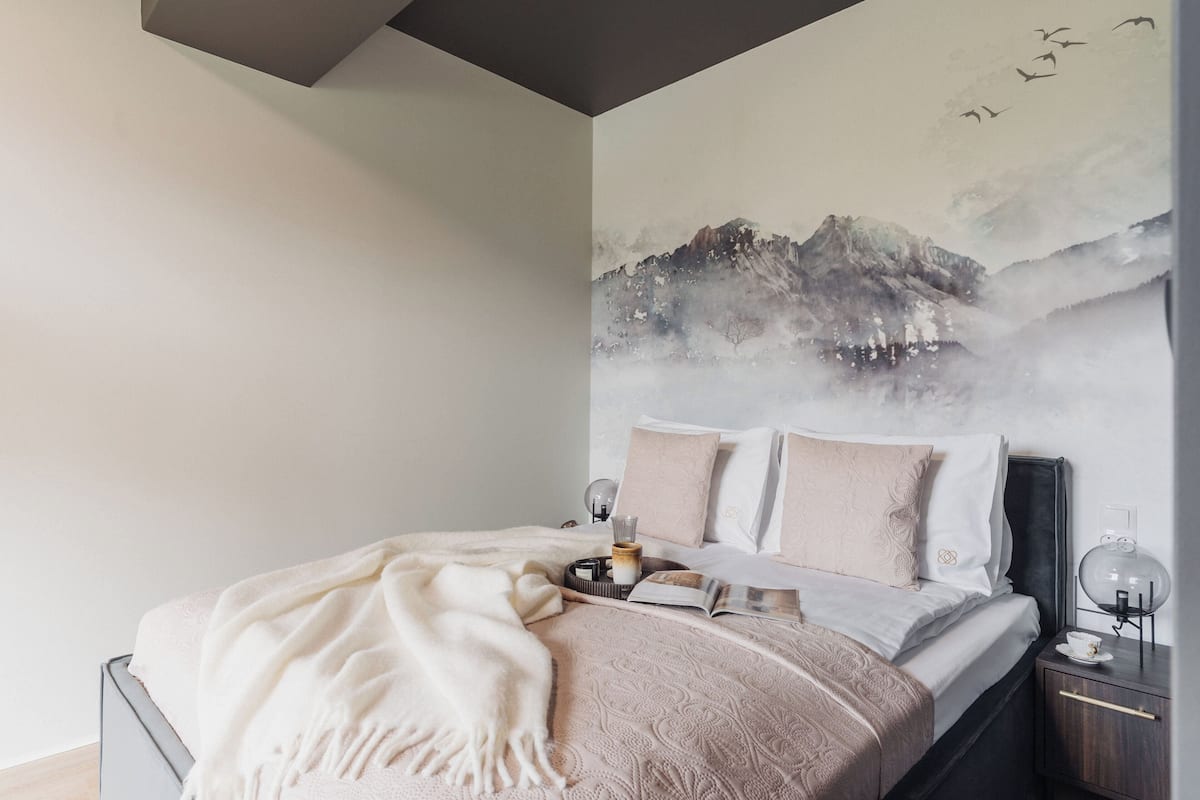 Apartamento design, sacada, vista para a montanha | Escrivaninha, espaço de trabalho para notebook