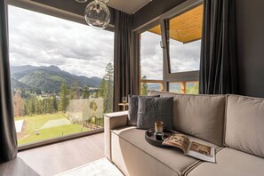 Classic Apartment, Balcony, Mountain View | Living room