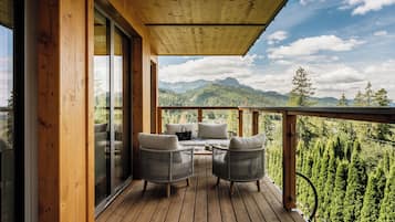 Classic Apartment, Balcony, Mountain View | Balkoni