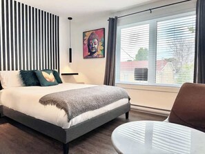 Desk, iron/ironing board, travel crib, WiFi - Lévis Center | New Studio #3 + A/C (Levis)