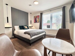 Schreibtisch, Bügeleisen/Bügelbrett, Reisekinderbett, WLAN