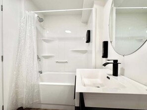 Ducha, secador de pelo, toallas, shampoo