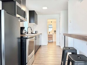 Refrigerador, microondas, horno y parrilla de estufa 