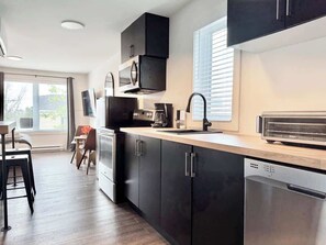 Kylskåp, mikrovågsugn, ugn och spishäll