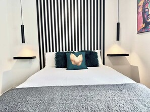 Työpöytä, silitysrauta/-lauta, vauvan matkasänky, Wi-Fi