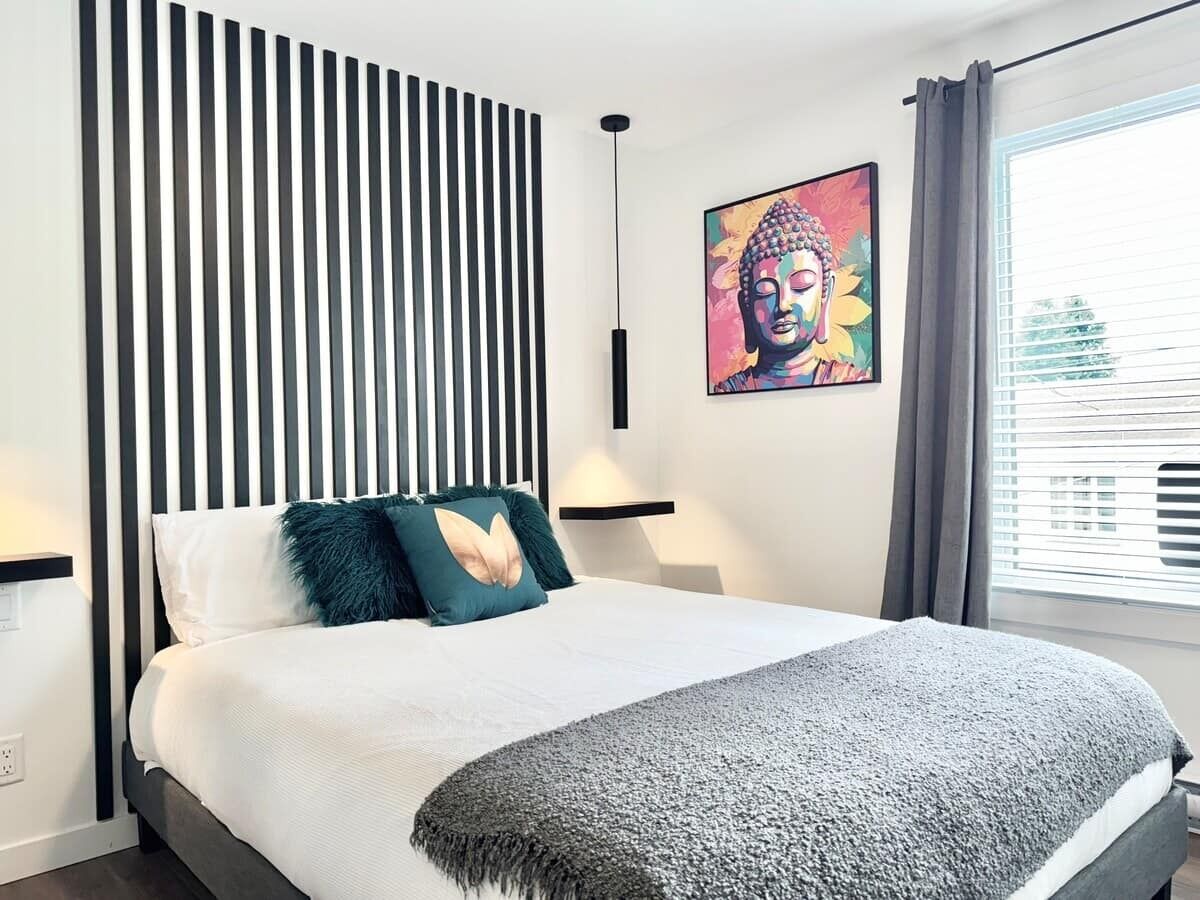 Des œuvres murales vibrantes et un décor épuré créent un espace accueillant propice à la détente !