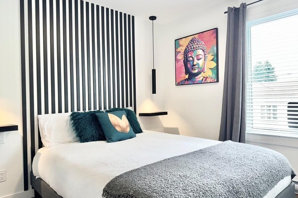 Des œuvres murales vibrantes et un décor épuré créent un espace accueillant propice à la détente !