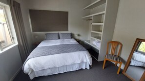 3 slaapkamers, een strijkplank/strijkijzer, gratis wifi, beddengoed