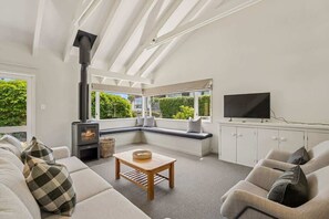 Unclassified image, 2 of 21, button - Tenby Street Retreat - Central Wanaka (Wānaka)