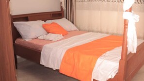 3 bedrooms, iron/ironing board, internet, bed sheets