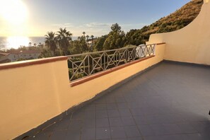 Property grounds - Villa with garden just minutes from the sea (Sparvasile)