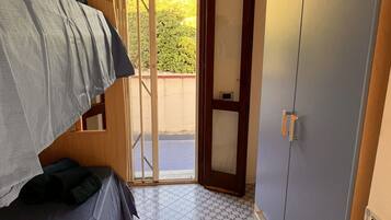 3 chambres, fer et planche à repasser