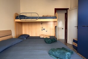 A room with a bunk bed, a desk, and a wardrobe. - Villa with garden just minutes from the sea (Sparvasile)