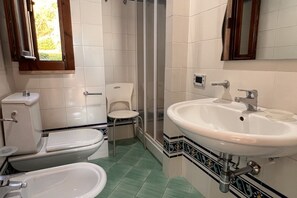 Shower, bidet - Villa with garden just minutes from the sea (Sparvasile)