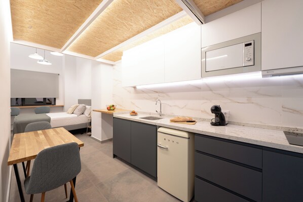 Junior Studio | Private kitchen | Mini-fridge, microwave, stovetop, cookware/dishes/utensils