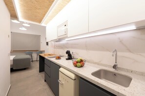 Mini-fridge, microwave, stovetop, cookware/dishes/utensils - Baélia Experience Hotel boutique (Alicante)