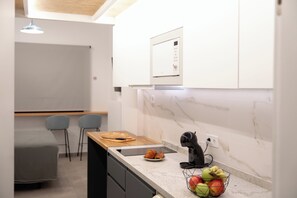 Deluxe-Studio | Eigene Küche | Mini-Kühlschrank, Mikrowelle, Herdplatte, Kochgeschirr/Geschirr/Besteck