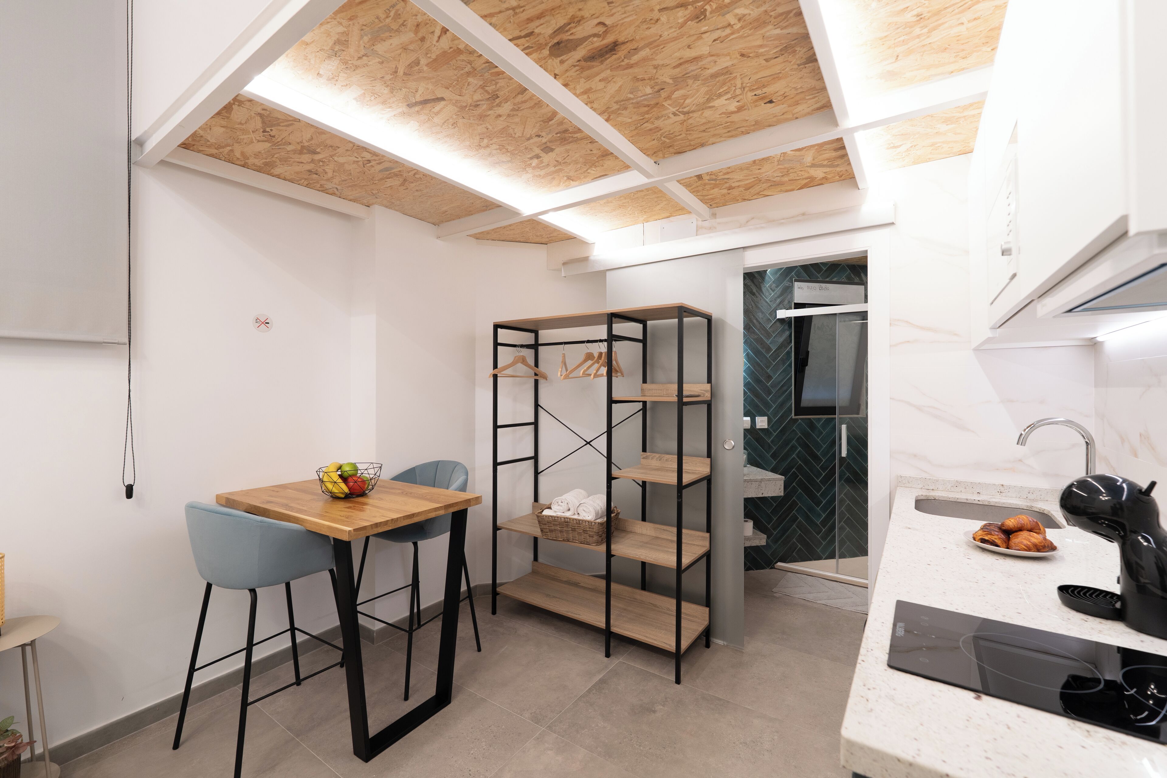 Estudio Confort | Cocina privada | Frigorífico pequeño, microondas, placa de cocina y utensilios de cocina