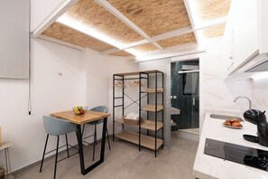 Comfort Studio | Private kitchen | Mini-fridge, microwave, stovetop, cookware/dishes/utensils - Baélia Experience Hotel boutique (Alicante)