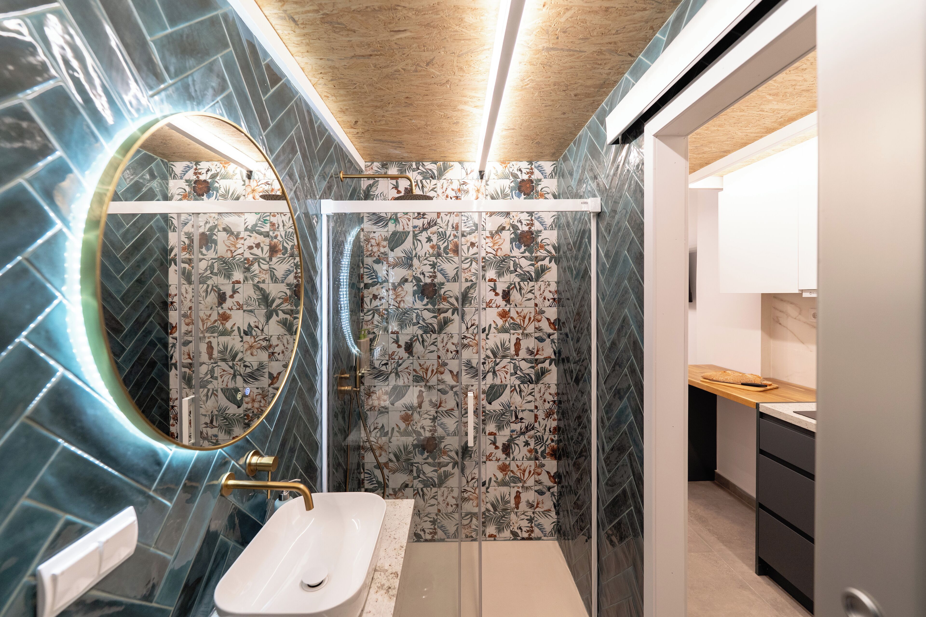 Deluxe-Studio | Badezimmer | Dusche, Haartrockner, Handtücher, Seife