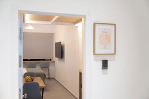Superior-Studio | Laptopgeeigneter Arbeitsplatz, schallisolierte Zimmer