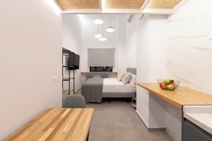 Junior-Studio | Laptopgeeigneter Arbeitsplatz, schallisolierte Zimmer