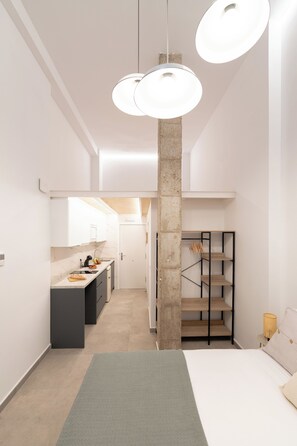 Classic Studio | Ruang kerja komputer riba, kalis bunyi, seterika/papan seterika 