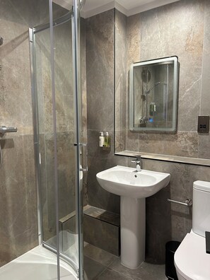 Dusch, hårtork, handdukar och toalettpapper