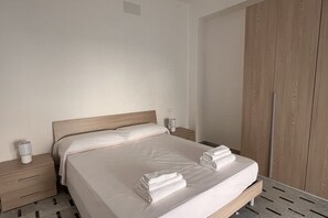 1 habitación y tabla de planchar con plancha